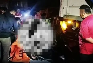 Pengendara Motor Tewas Tabrak Truk Parkir di Mojokerto, Diduga Lalai Bermain HP Saat Berkendara