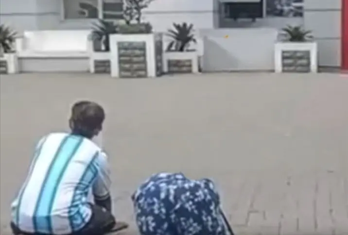 Viral Di Media Sosial, Pasangan Suami Istri Bersujud Mohon Bantuan Gubsu Bobby Nasution Untuk Biaya Pengobatan Anak