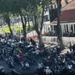 Dua Aksi Demo Bergantian Di Depan Grahadi, Arus Lalu Lintas Surabaya Sempat Lumpuh