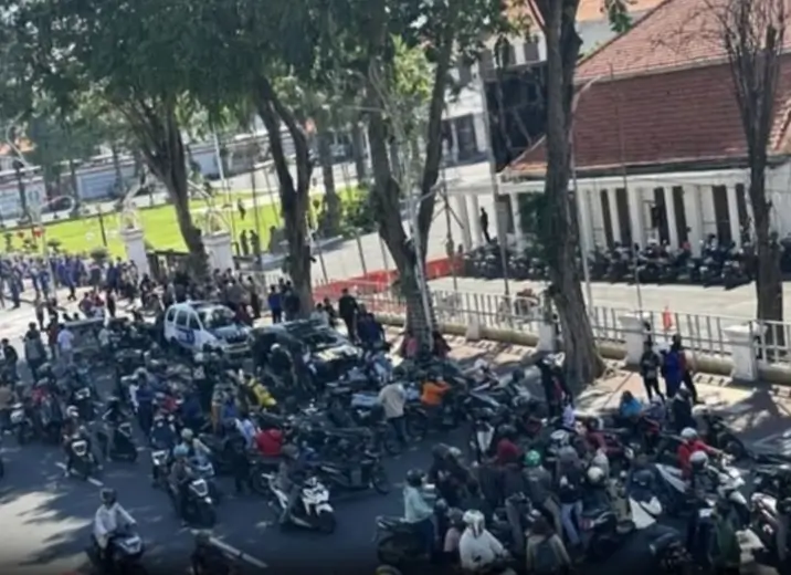 Dua Aksi Demo Bergantian Di Depan Grahadi, Arus Lalu Lintas Surabaya Sempat Lumpuh