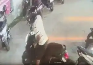 Geger Ketintang! Motor Honda Scoopy Digasak Pencuri Di Tengah Ramainya Warung Kopi, Aksi Terekam CCTV