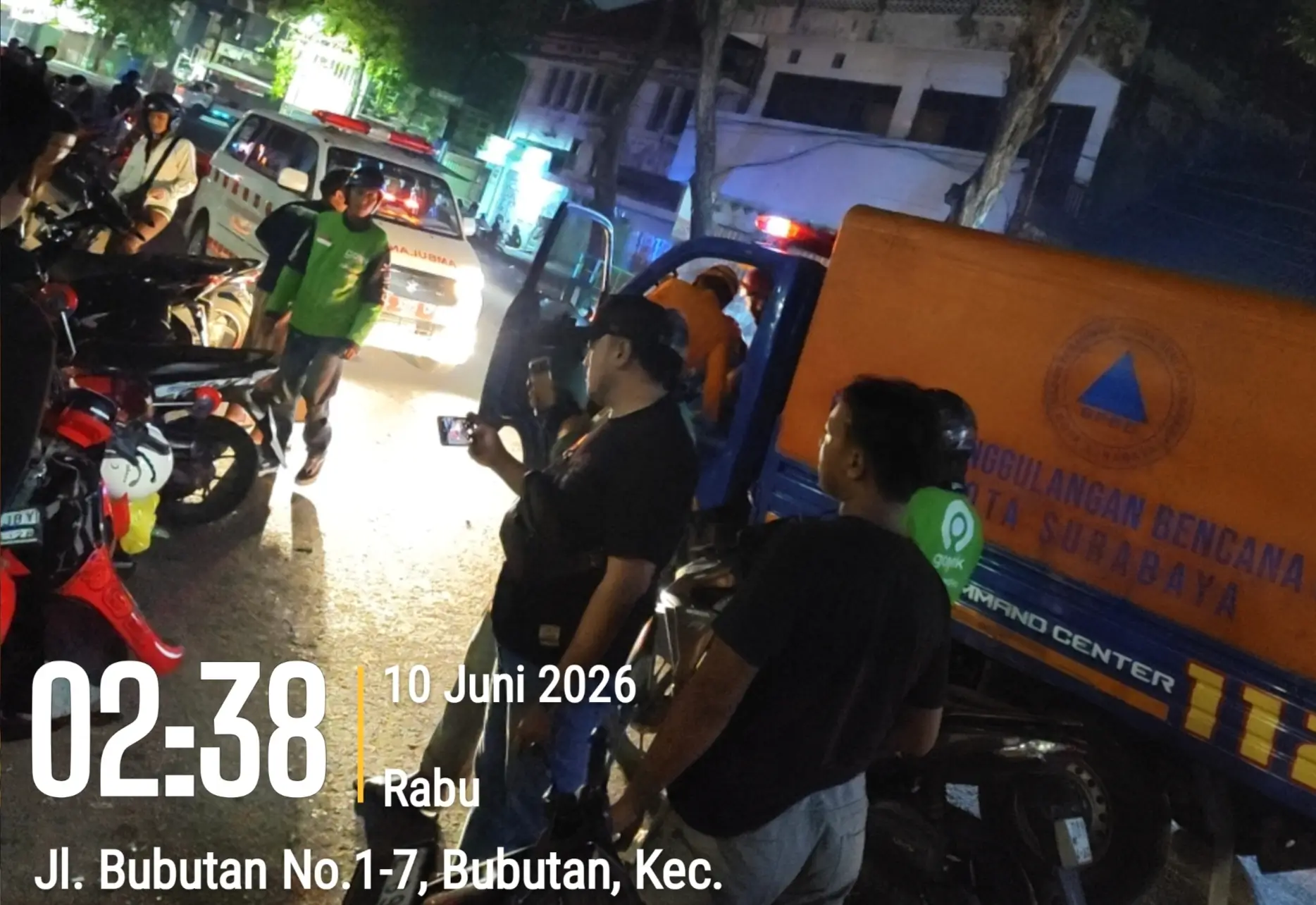 Tabrak Lari di Persimpangan Surabaya, Pengendara Motor Luka Serius Ditabrak Mobil Berkecepatan Tinggi