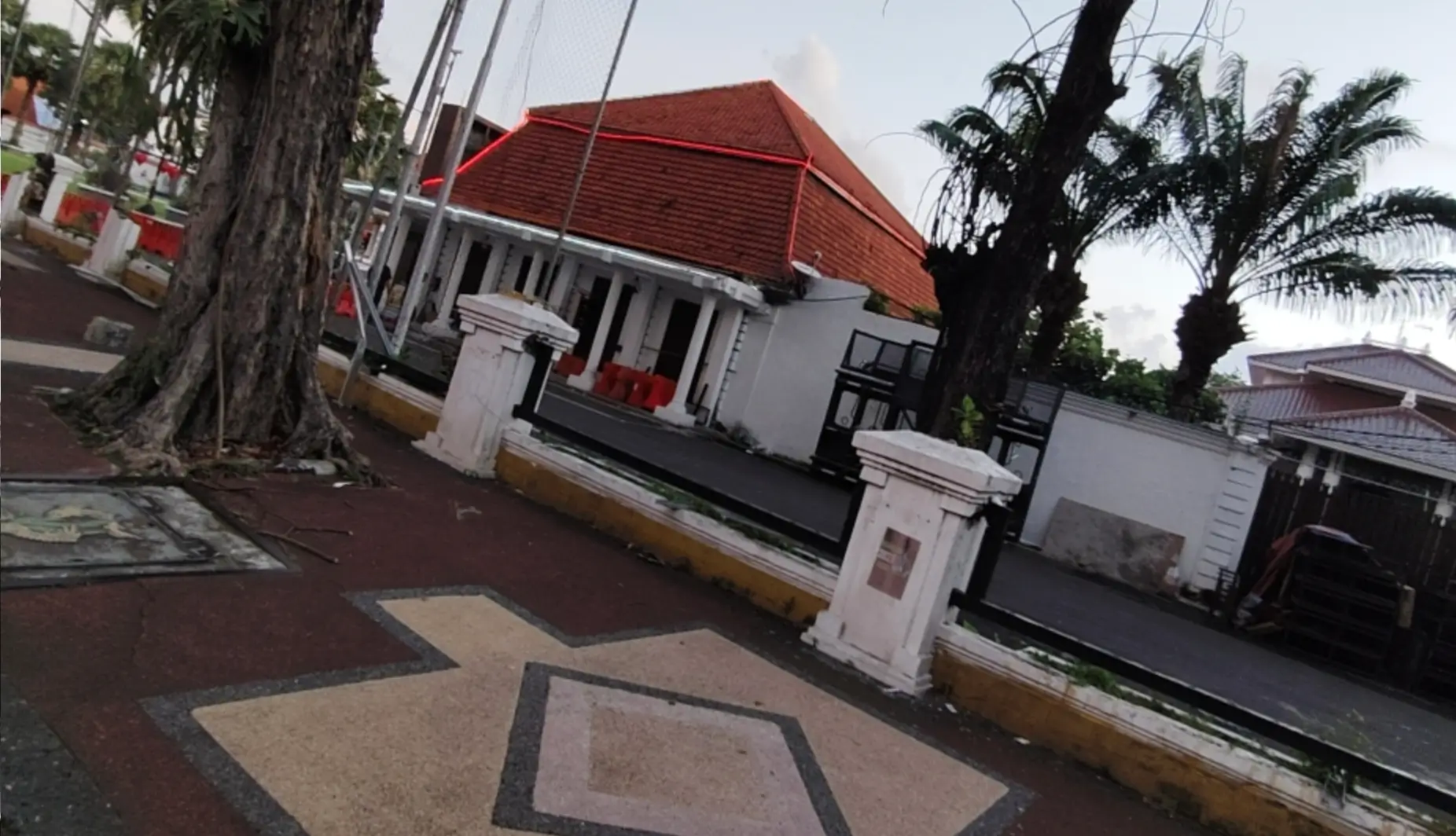 Pasca Demonstrasi, Fasilitas Gedung Negara Grahadi Alami Kerusakan, Petugas Lakukan Pembersihan Intensif