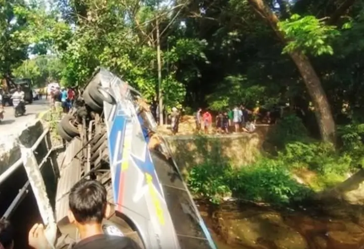 Tabrakan Bus dan Truk Di Nganjuk, 10 Penumpang Luka-Luka