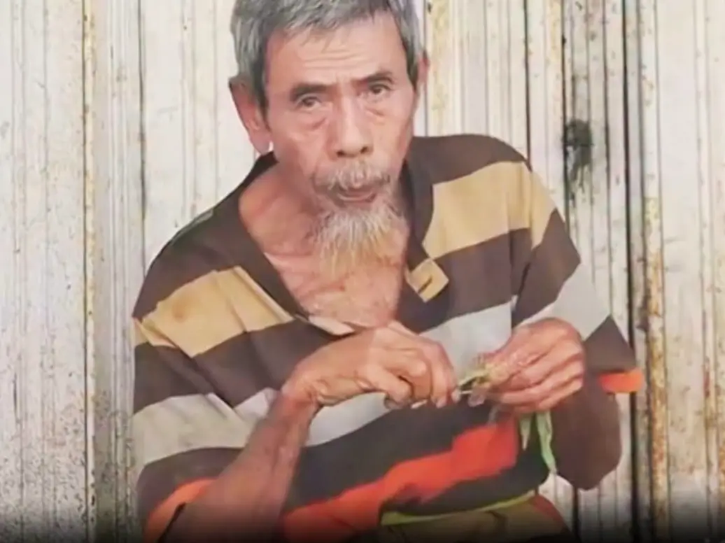 Viral Kakek Penjual Kangkung Ikat Perut demi Tahan Lapar, Tinggal di Gubuk Bekas Pabrik Kopra