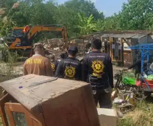 Satgas Gabungan Tertibkan Bangunan di Atas Lahan Aset Pemkot Surabaya Kawasan Keputih