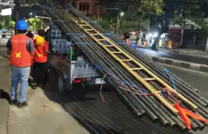 Pemasangan Tiang Internet Tengah Malam Tuai Protes Warga Kalibutuh, Legalitas Dipertanyakan