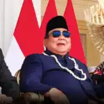 Prabowo Diapit Jokowi dan Gibran Saat Upacara HUT ke-81 RI di Istana