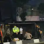Truk Bermuatan Air Mineral Terguling di Jalan Raya Krembangan, Diduga Sopir Mengantuk