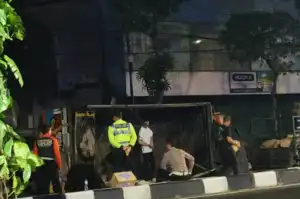 Truk Bermuatan Air Mineral Terguling di Jalan Raya Krembangan, Diduga Sopir Mengantuk
