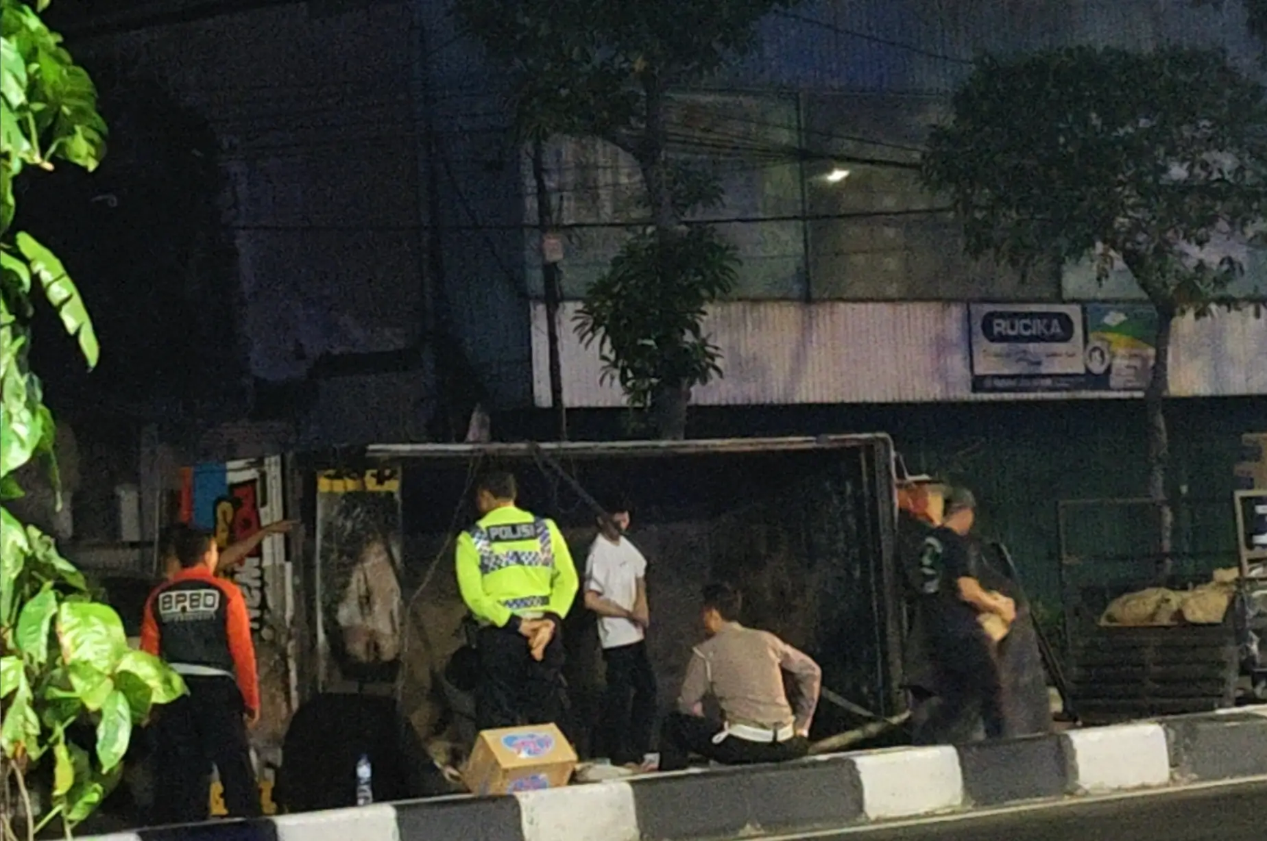 Truk Bermuatan Air Mineral Terguling di Jalan Raya Krembangan, Diduga Sopir Mengantuk
