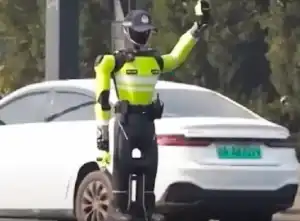 Robot Mulai Patroli, Polisi Manusia Tersisih?