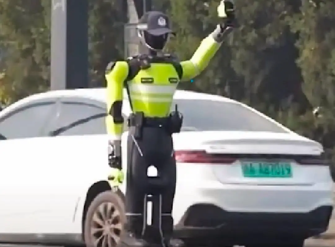 Robot Mulai Patroli, Polisi Manusia Tersisih?